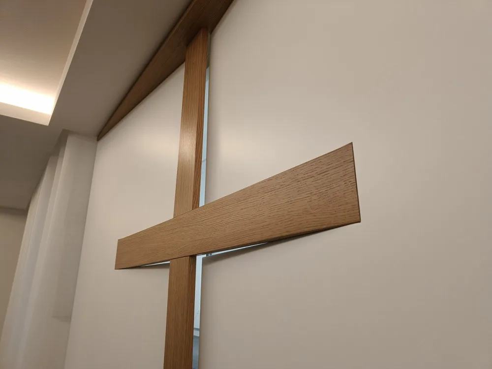 Bývalý sklad ve Čtyřlístku se proměnil v důstojnou kapli, kde hraje velkou roli hra se světlem