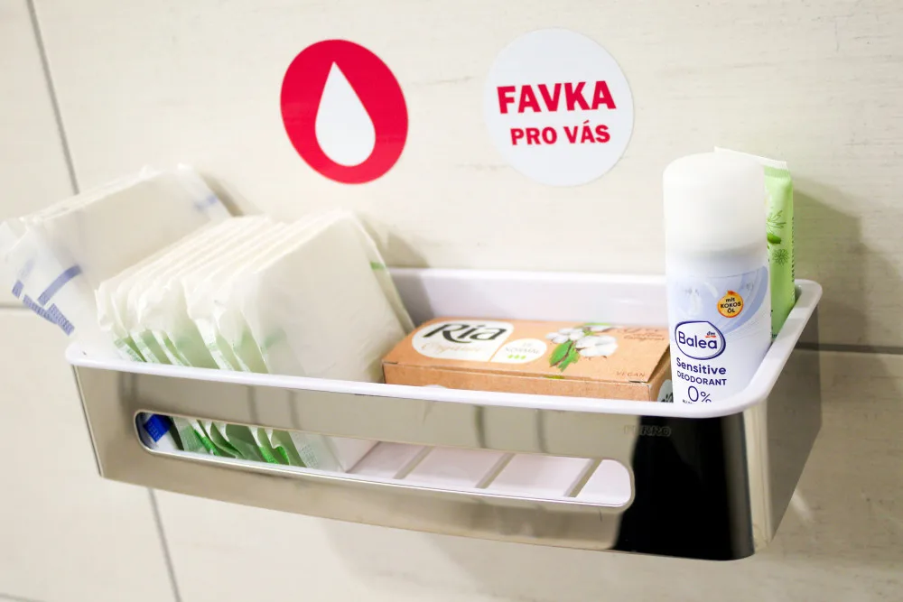 Studenty mají k dispozici zdarma vložky a tampony, novinku zavedly první dvě fakulty v Plzni