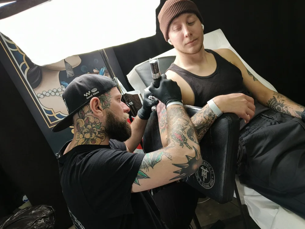 Benefiční akce tatérů podpořila ženu s autistickým synem i psy zachráněné z výzkumných laboratoří