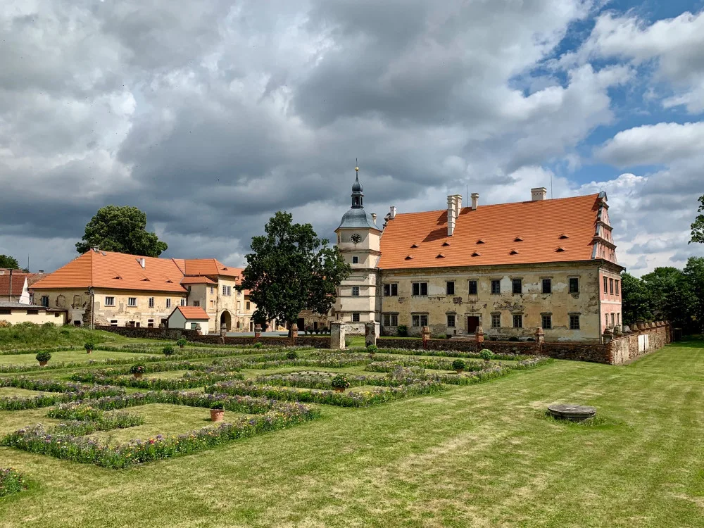 Zámek Červené Poříčí představí návštěvníkům opravený zahradní altánek