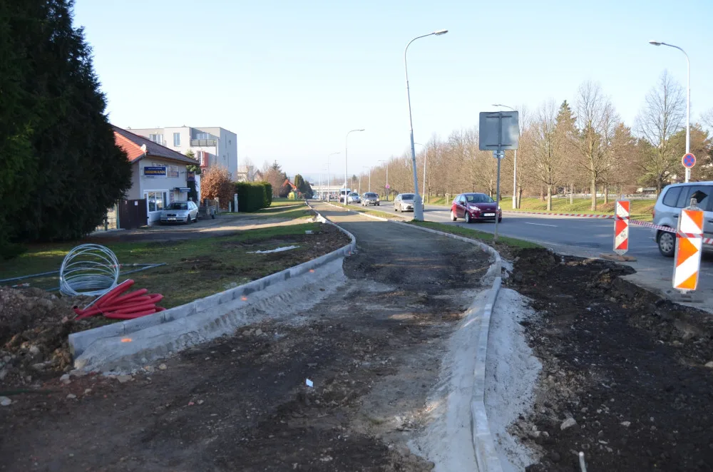 Dělníci začali s asfaltováním smíšené stezky pro pěší a cyklisty za 14 milionů ve Šťáhlavské ulici