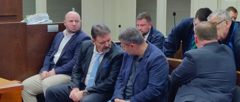 Roman Berbr při zahájení hlavního líčení (druhý zleva)
