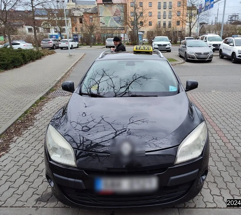 Svítilna TAXI na střeše taxíku nechyběla, taxametr ale řidič vůbec neměl. Navíc používal kartu ZTP na cizí jméno