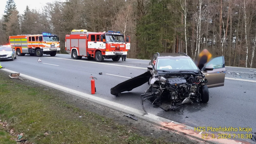 Řidič se při otáčení na frekventované silnici střetl s jiným osobákem. Po nárazu vozidlo odletělo do příkopu