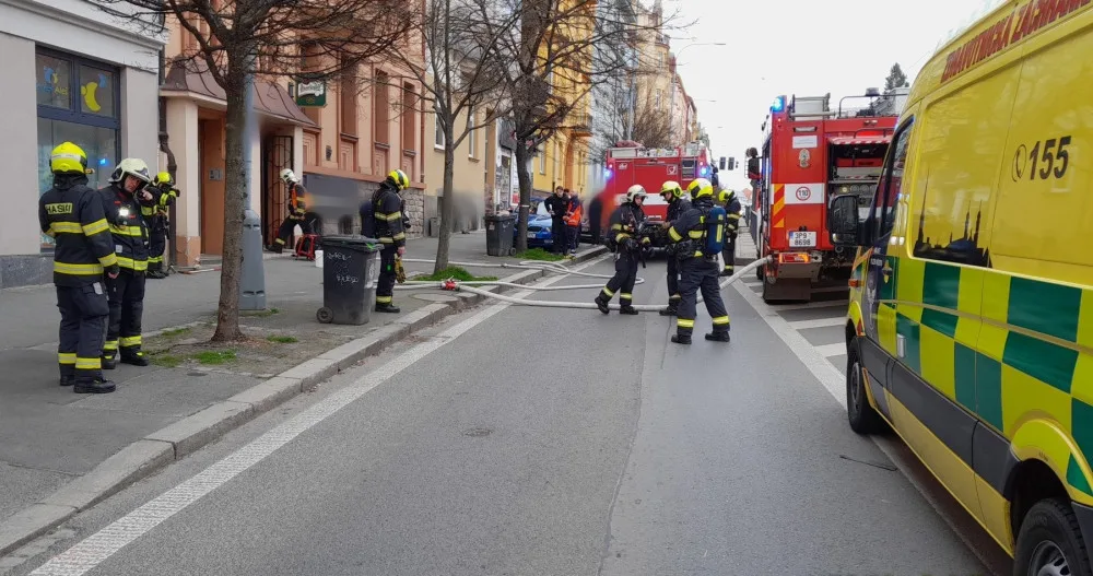 Při požáru kuchyně v restaurace se zranili dva její zaměstnanci. Požár způsobila fritéza