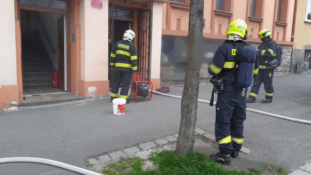 Při požáru kuchyně v restauraci se zranili dva její zaměstnanci. Požár způsobila fritéza