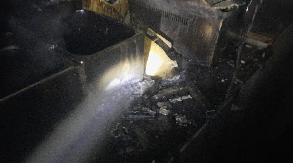 Při požáru kuchyně v restauraci se zranili dva její zaměstnanci. Požár způsobila fritéza