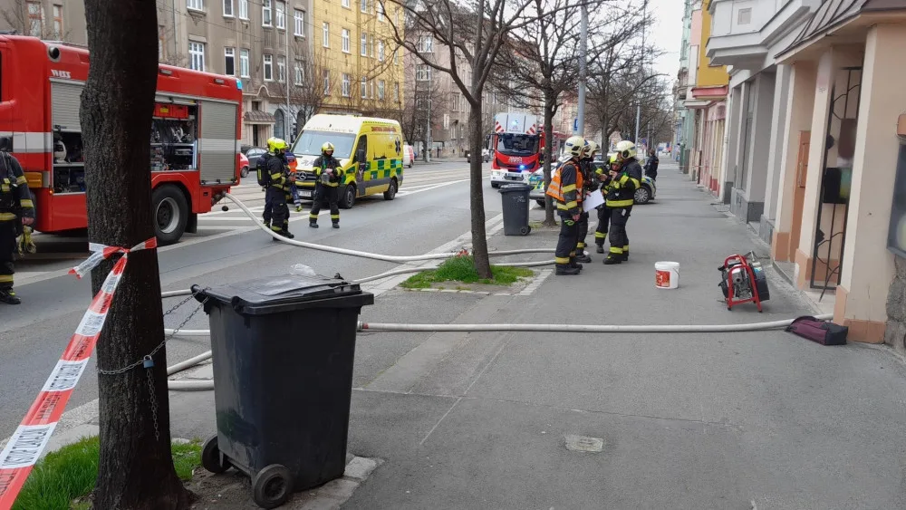 Při požáru kuchyně v restauraci se zranili dva její zaměstnanci. Požár způsobila fritéza