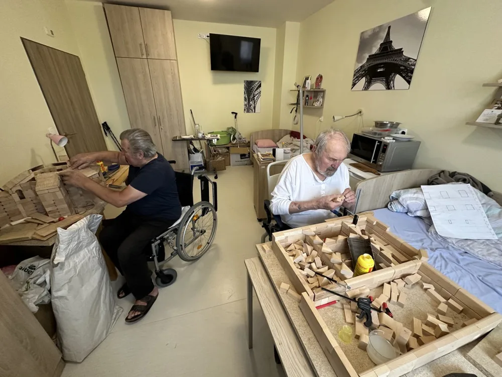 Svůj pokoj v domově seniorů proměnili dva osmdesátníci v truhlářskou dílnu, vyřezávají známé památky