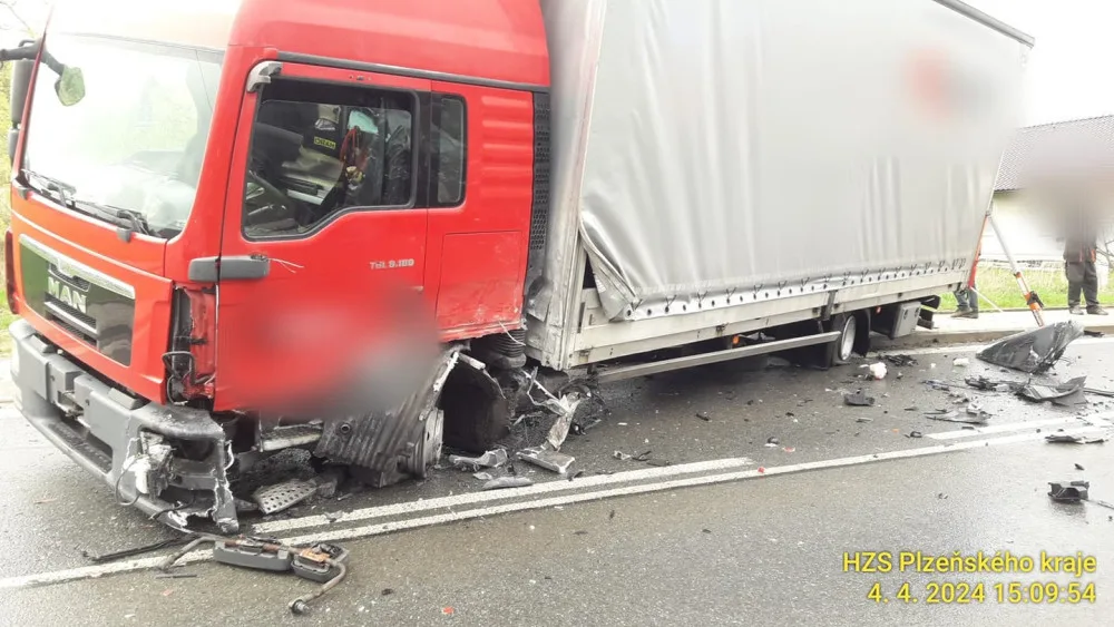 Řidič mercedesu usnul a čelně se střetl s náklaďákem, tři děti skončily v nemocnici
