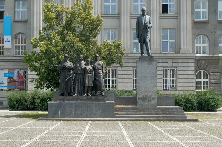 Několik let zdobila náměstí vzrostlá lípa, foto: socharstvi.info/ Karel Kocourek.