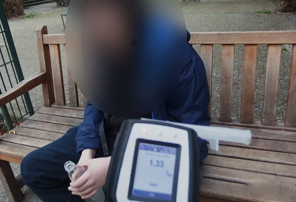 Strážníci zachraňovali teenagera, který to v parku přehnal s vodkou. Naměřili mu 1,33 promile alkoholu