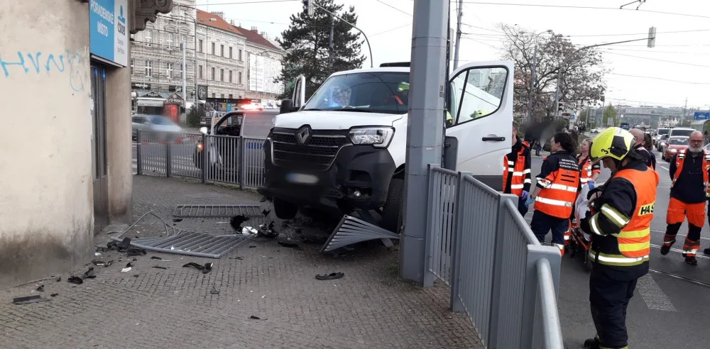 Řidič dodávky prorazil zábradlí a skončil na jednom z nejrušnějších chodníků v centru města
