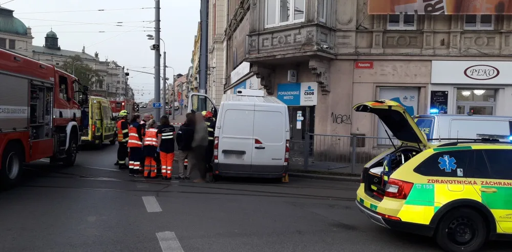 Řidič dodávky prorazil zábradlí a skončil na jednom z nejrušnějších chodníků v centru města