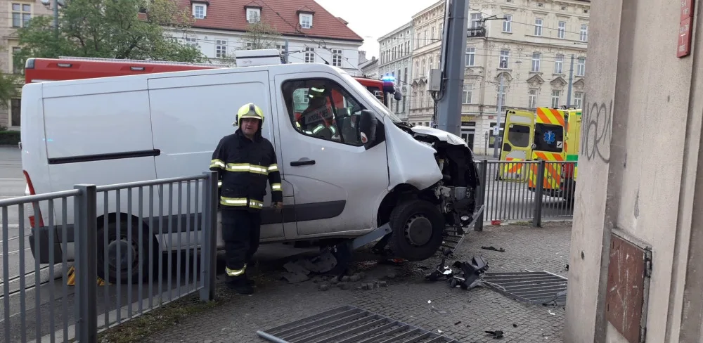 Řidič dodávky prorazil zábradlí a skončil na jednom z nejrušnějších chodníků v centru města