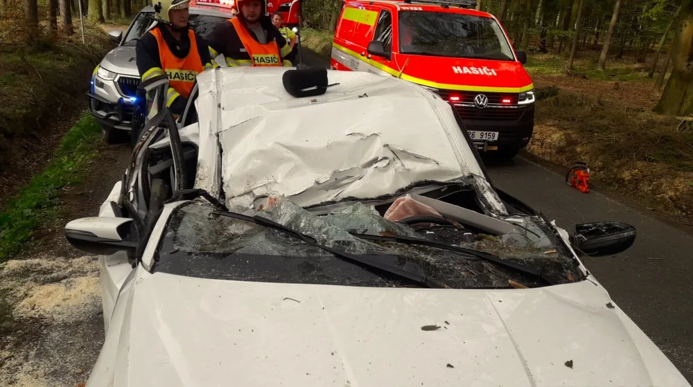 VIDEO: Na jedoucí auto spadl strom. Ze zdemolovaného vozu vyprošťovali hasiči těžce zraněnou ženu