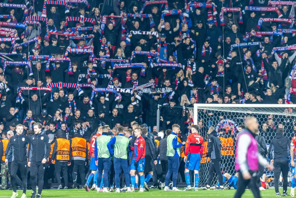 Fotbalová Plzeň dostala od UEFA pokutu 750 tisíc korun a dvouletou podmínku za vhozený kelímek