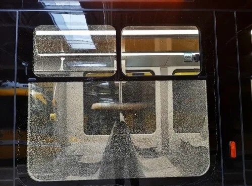 Okna několika tramvají rozbil neznámý pachatel v blízkosti vozovny. Nelze vyloučit, že je někdo prostřílel