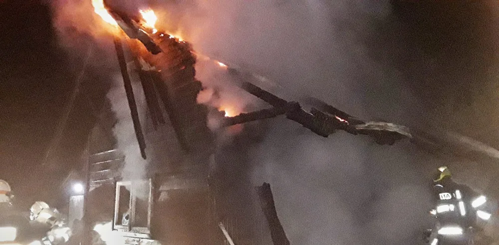 Opilý muž se chtěl upálit v chatce pod hrází oblíbeného rybníka, nakonec si to rozmyslel a napáchal jen velké škody