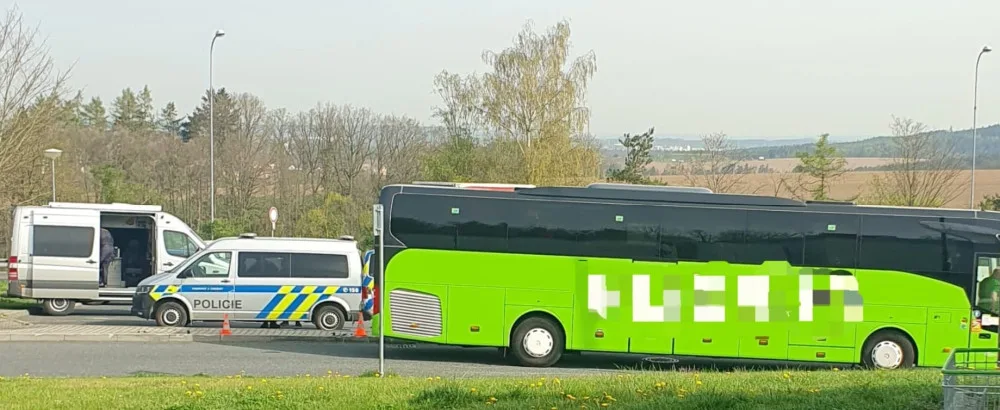 Dálniční policisté si posvítili na nelegální migraci, dva cizince bez povolení k pobytu odhalili v autobusu