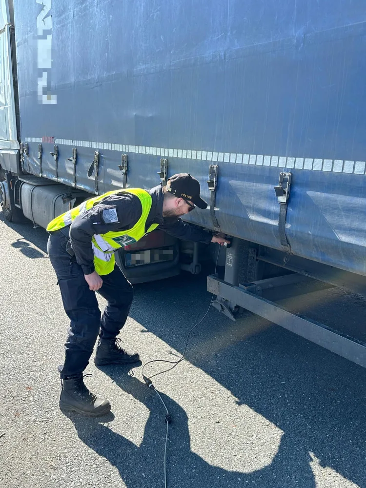 Dálniční policisté si posvítili na nelegální migraci, dva cizince bez povolení k pobytu odhalili v autobusu
