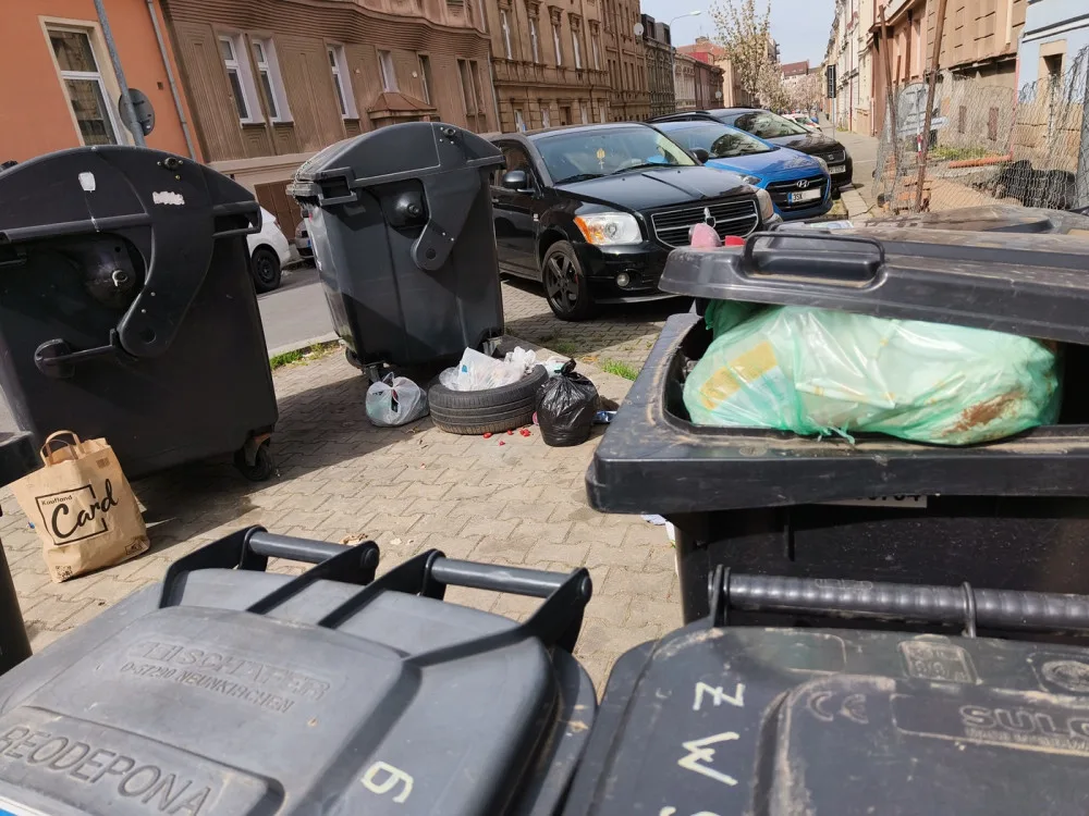 Přišlo k nám 30 000 Ukrajinců, svoz odpadu se ale nezvýšil. Město vysvětluje, proč popelnice přetékají