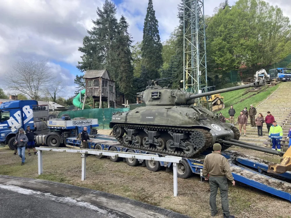 Tank Sherman odcestoval ze ZOO do dílny, zdobit pak bude dvůr muzea ve slavném domě s Loosovými interiéry