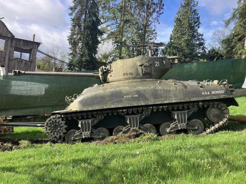 Tank Sherman odcestoval ze ZOO do dílny, zdobit pak bude dvůr muzea ve slavném domě s Loosovými interiéry