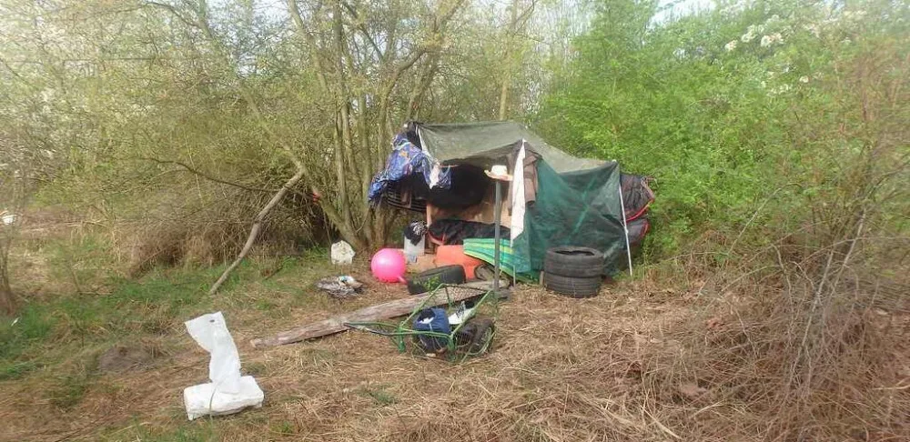 Bezdomoveckému páru poskytl obvod nevyužívanou chatku, oni výměnou za to uklízí okolí