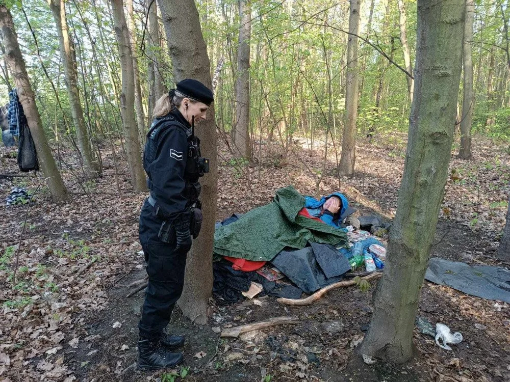 Bezdomoveckému páru poskytl obvod nevyužívanou chatku, oni výměnou za to uklízí okolí