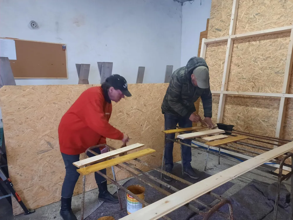 Tonda se Stáňou se zapojili do stavby domku, foto: spolek SISU