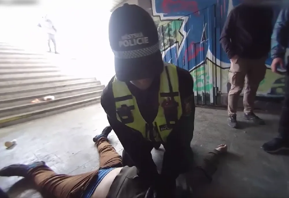VIDEO: Strážníci bojovali o život muže, zkolaboval v nechvalně proslulém podchodu po užití fentanylu
