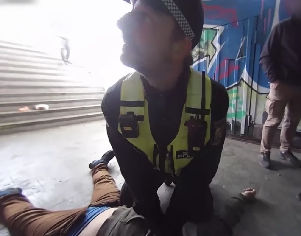 VIDEO: Strážníci bojovali o život muže, zkolaboval v nechvalně proslulém podchodu po užití fentanylu