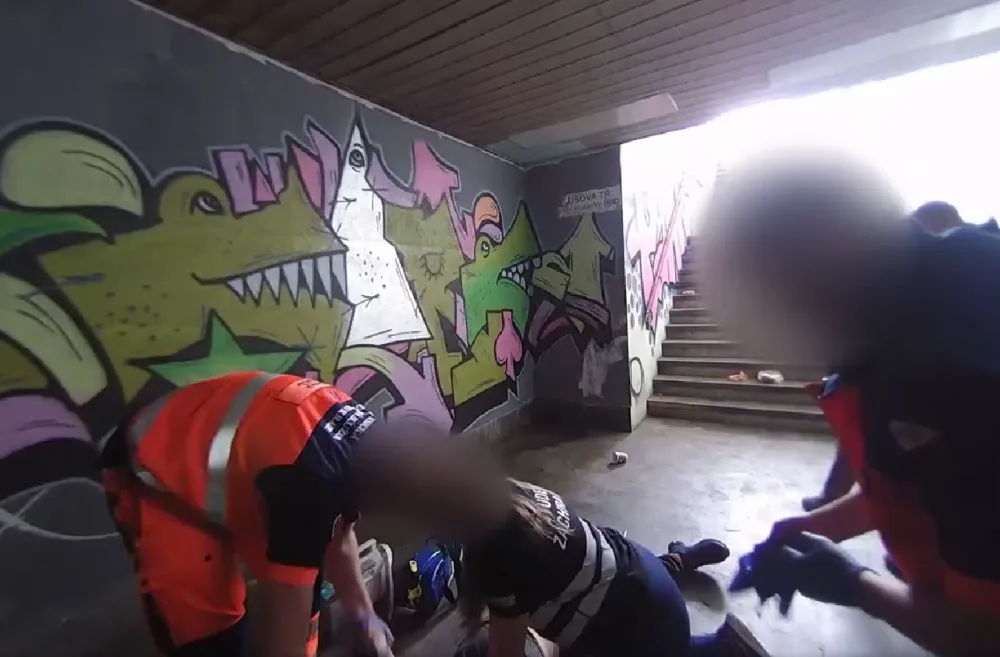 VIDEO: Strážníci bojovali o život muže, zkolaboval v nechvalně proslulém podchodu po užití fentanylu