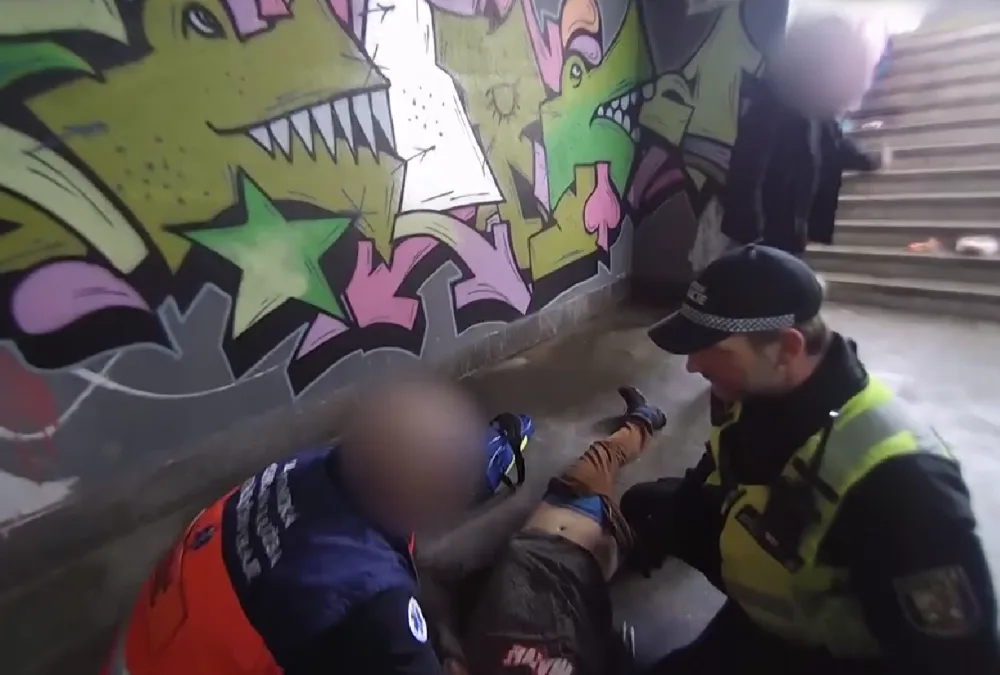 VIDEO: Strážníci bojovali o život muže, zkolaboval v nechvalně proslulém podchodu po užití fentanylu