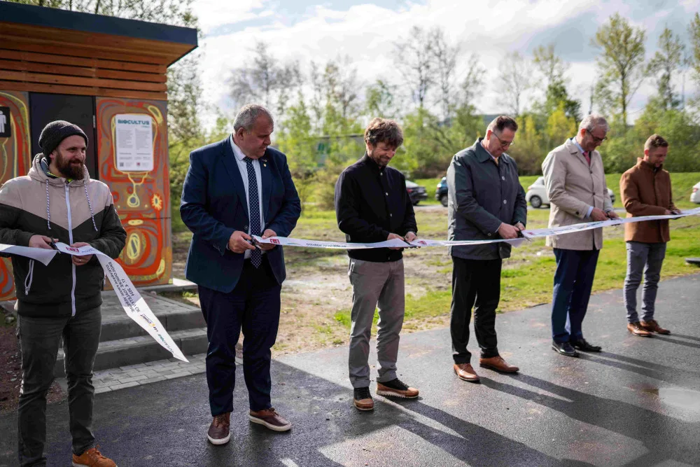První veřejní ekologická toaleta v Česku nepotřebuje elektřinu ani chemii, exkrementy mění v kompost