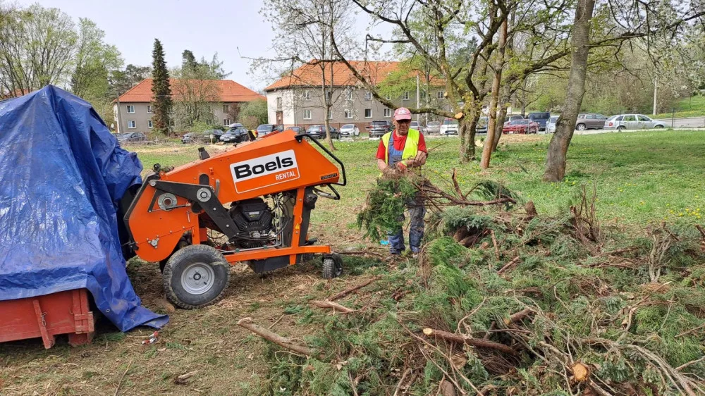 Kácení dřevin a demolice starých garáží. V areálu Rokycanské nemocnice se pohybují dělníci