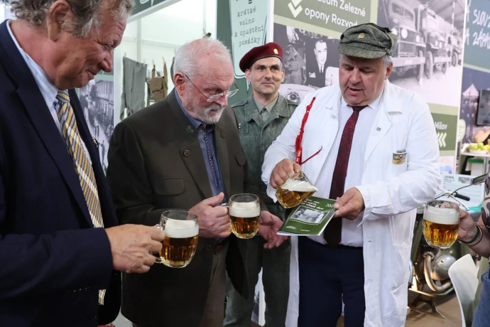 Publikaci o vojenské turistice pokřtil na veletrhu v Bratislavě přímo na stánku Plzeňské kraje s radním Liborem Pickou také třetí slovenský prezident Ivan Gašparovič