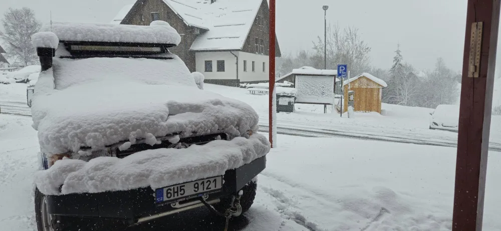 Vrcholky Šumavy pokrývá až 40 centimetrů sněhu, mrazivé počasí vydrží do středy