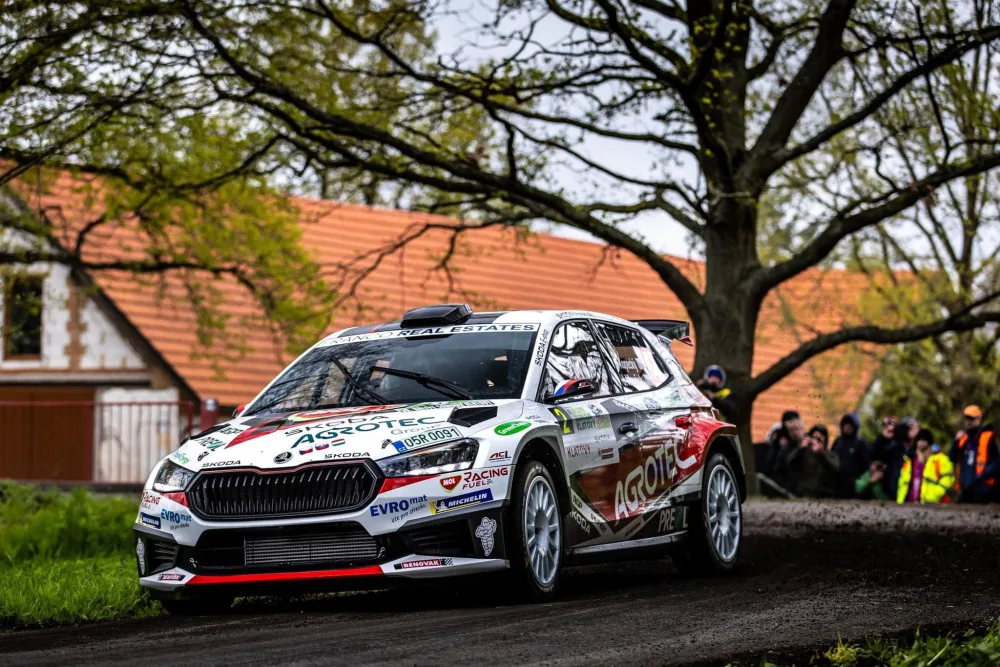 Po nehodě na Rallye Šumava zemřela spolujezdkyně, soutěž předčasně skončila