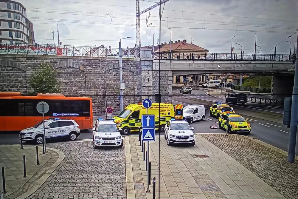 Autobus srazil seniorku, když přecházela ulici u nádraží. Žena utrpěla těžká zranění dolních končetin
