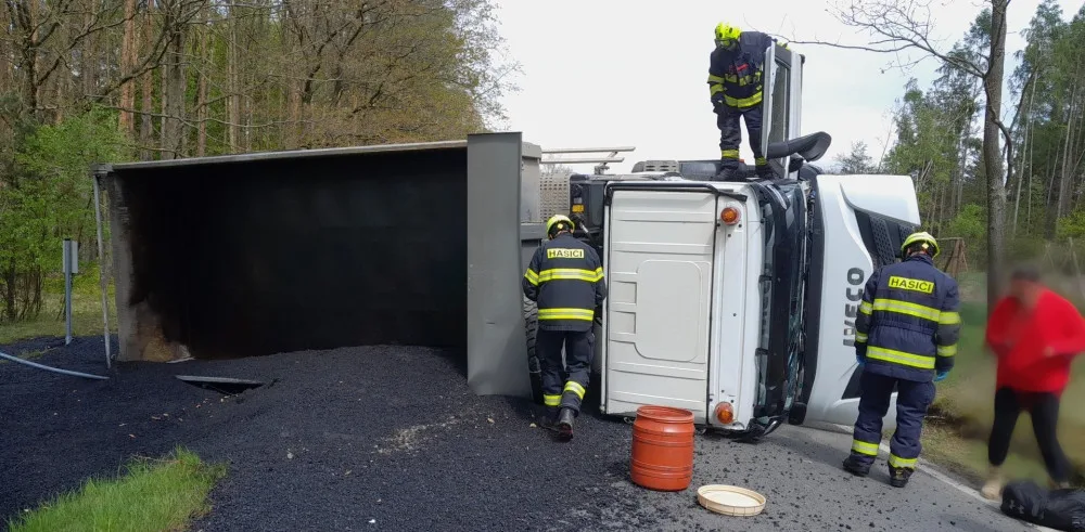 Řidička převrátila náklaďák a vysypala na silnici asfalt, při další nehodě se střetl traktor, dodávka a náklaďák