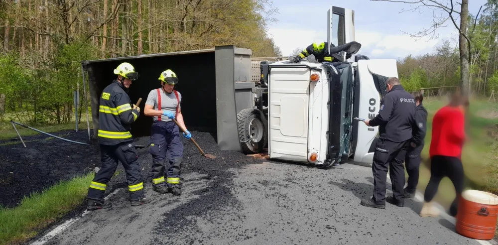 Řidička převrátila náklaďák a vysypala na silnici asfalt, při další nehodě se střetl traktor, dodávka a náklaďák