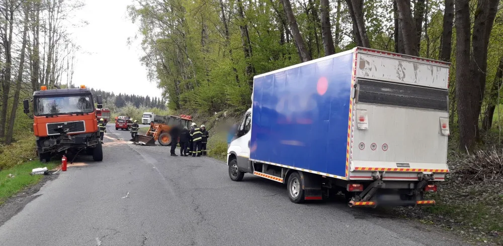 Při další nehodě se střetl nákladní vůz, traktor a dodávka