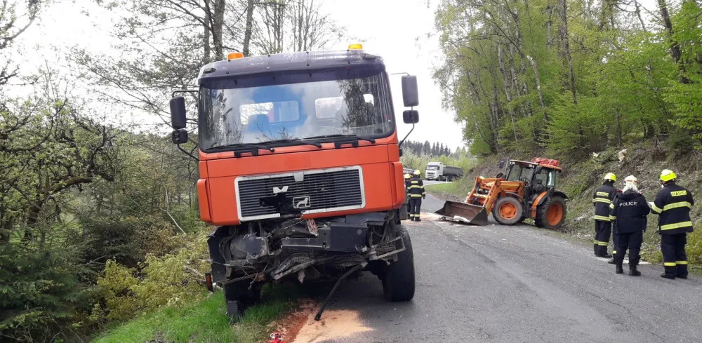 Při další nehodě se střetl nákladní vůz, traktor a dodávka