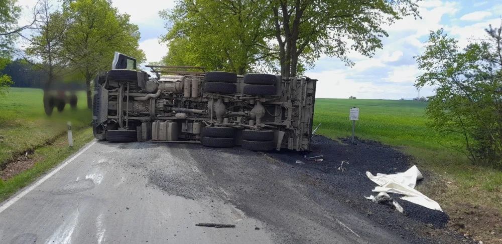 Řidička převrátila náklaďák a vysypala na silnici asfalt, při další nehodě se střetl traktor, dodávka a náklaďák