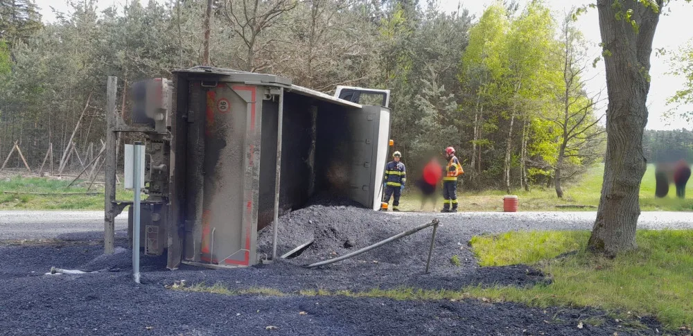 Řidička převrátila náklaďák a vysypala na silnici asfalt, při další nehodě se střetl traktor, dodávka a náklaďák