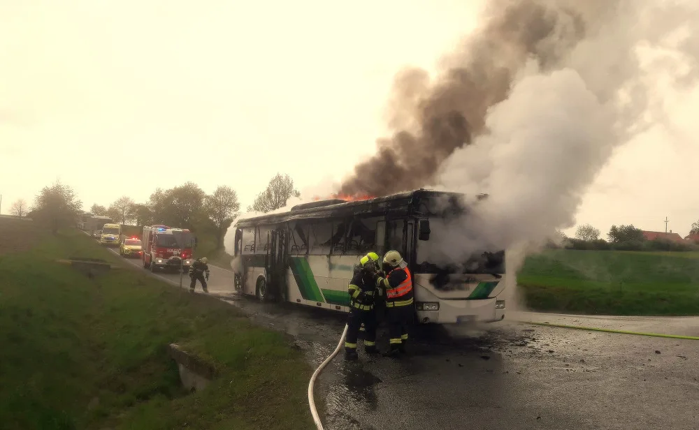 Plameny zcela zlikvidovaly autobus na silnici I/20. Vozidlem cestovalo 44 pasažérů