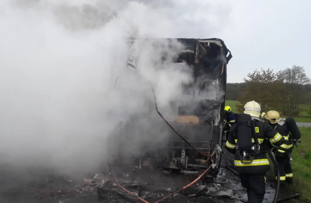 Plameny zcela zlikvidovaly autobus na silnici I/20. Vozidlem cestovalo 44 pasažérů