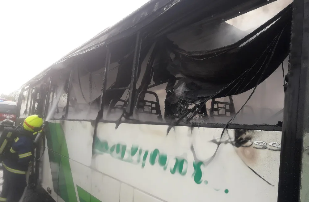 Plameny zcela zlikvidovaly autobus na silnici I/20. Vozidlem cestovalo 44 pasažérů